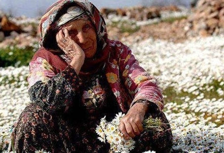 Annem,
Gözlerinde
yağmur dolu bulutları
gezdiren kadın.