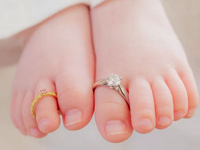 ハイハイのころの指にベルブランシュの指輪