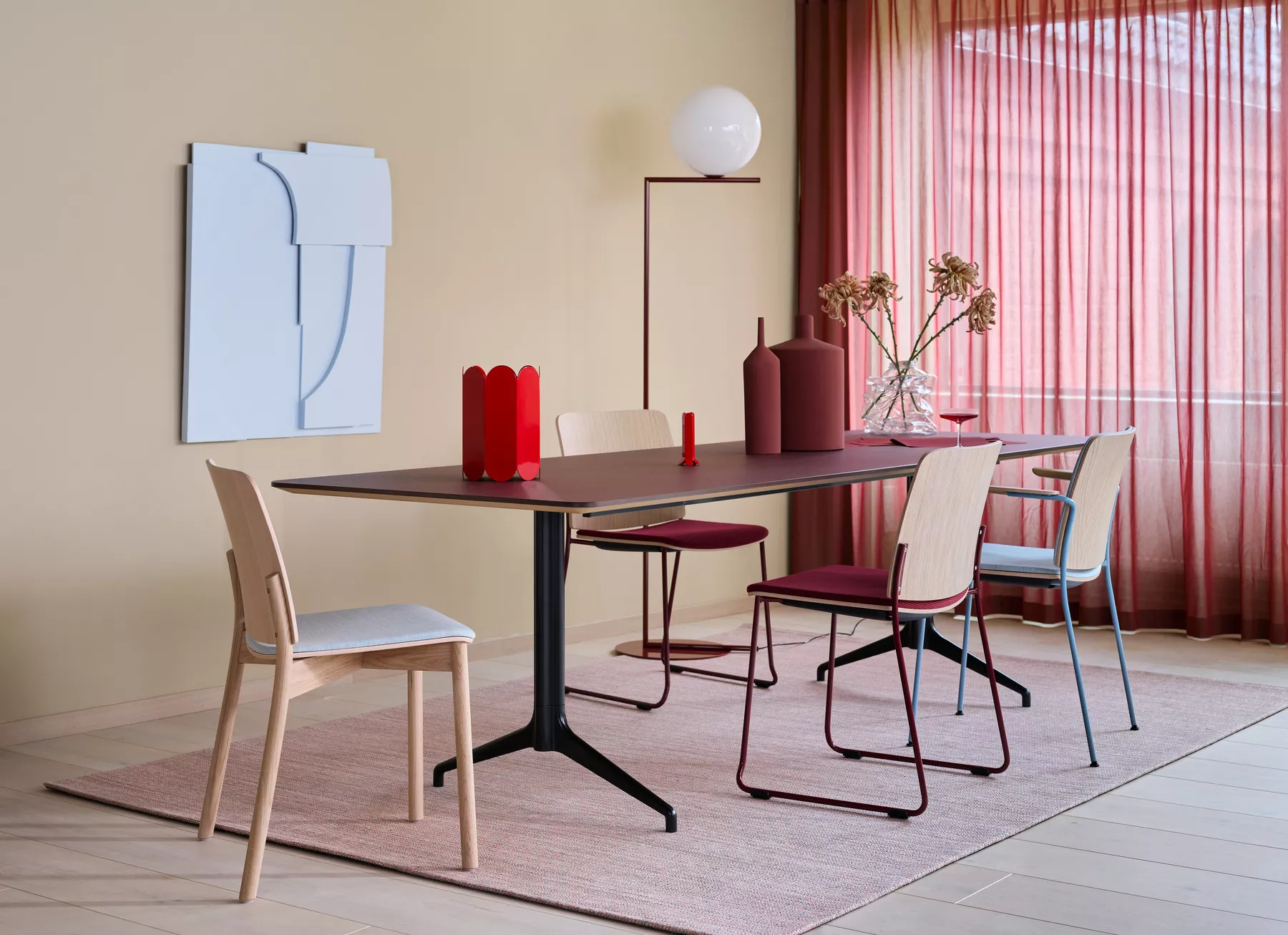 Atrium-stoler-i-ulike-varianter-rundt-et-Roma-bord-hos-Fora-Form_dbf8d6a38dd21a4600d81f78e