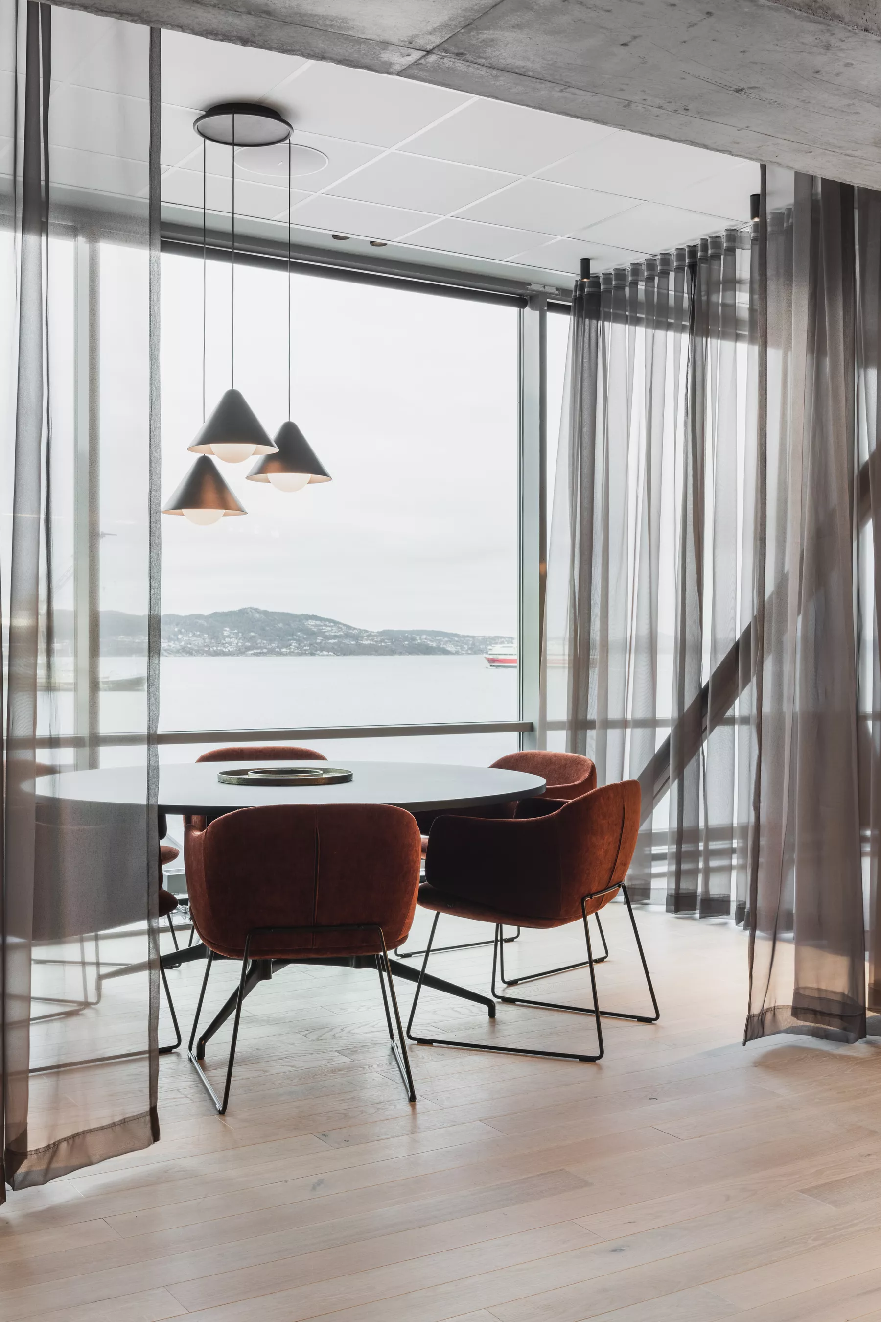 Dwell-chairs-and-a-big-Kvart-table-at-Fora-Form_dbf8d6a38dd21a4600d81f78eddca413.webp