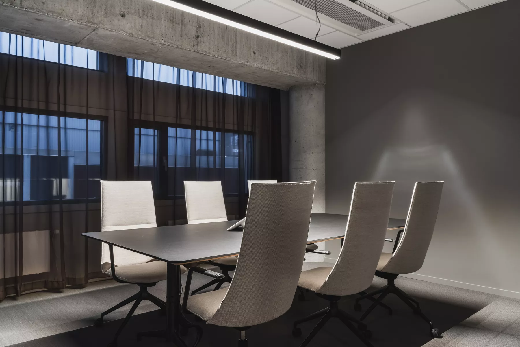 Fjell-chairs-with-high-bakrest-and-Kvart-table-at-Fora-Form-in-Bergen_dbf8d6a38dd21a4600d8