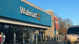 美國沃爾瑪(Walmart)作為全球最大、以低價為主打訴求的零售商,已宣布為了應對關稅壓力,調漲商品價格。分析沃爾瑪的漲價策略,包括「漸進式調整」、「品類區隔」與「管理庫存」三個面向,其有助於維持利潤,更能幫助品牌維持對消費者的承諾。