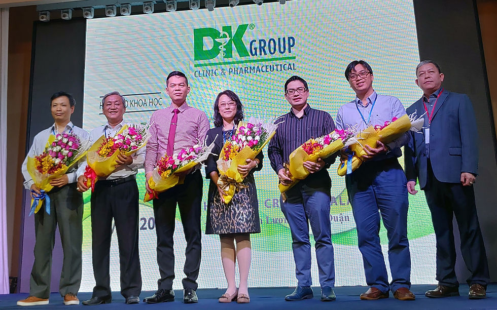 成大基因體醫學中心主任孫孝芳教授與越南DUY KHANG CLINIC(DKC)集團總裁和其他演講者於母胎醫學研討會上合影。照片由左至右:Dr. Bui Vo Minh Hoang (胡志明市醫藥大學)、Dr. Phung Nhu Toan (DKC分子醫學中心主任)、Dr. Bui Chi Thuong (胡志明市醫藥大學暨Tu Do Hospital)、Dr. 孫孝芳 (成功大學基因體醫學中心主任)、Dr. Tran Nhat Thang (胡志明醫藥大學附設醫院)、Dr. Nguyen Van Thong (胡志明市HUNG VUONG Hospital)、Mr. Do Huu Duy (DKC集團總裁)。