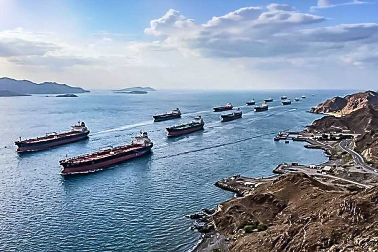 Irán dejará pasar 20 petroleros por Ormuz, asegura Trump