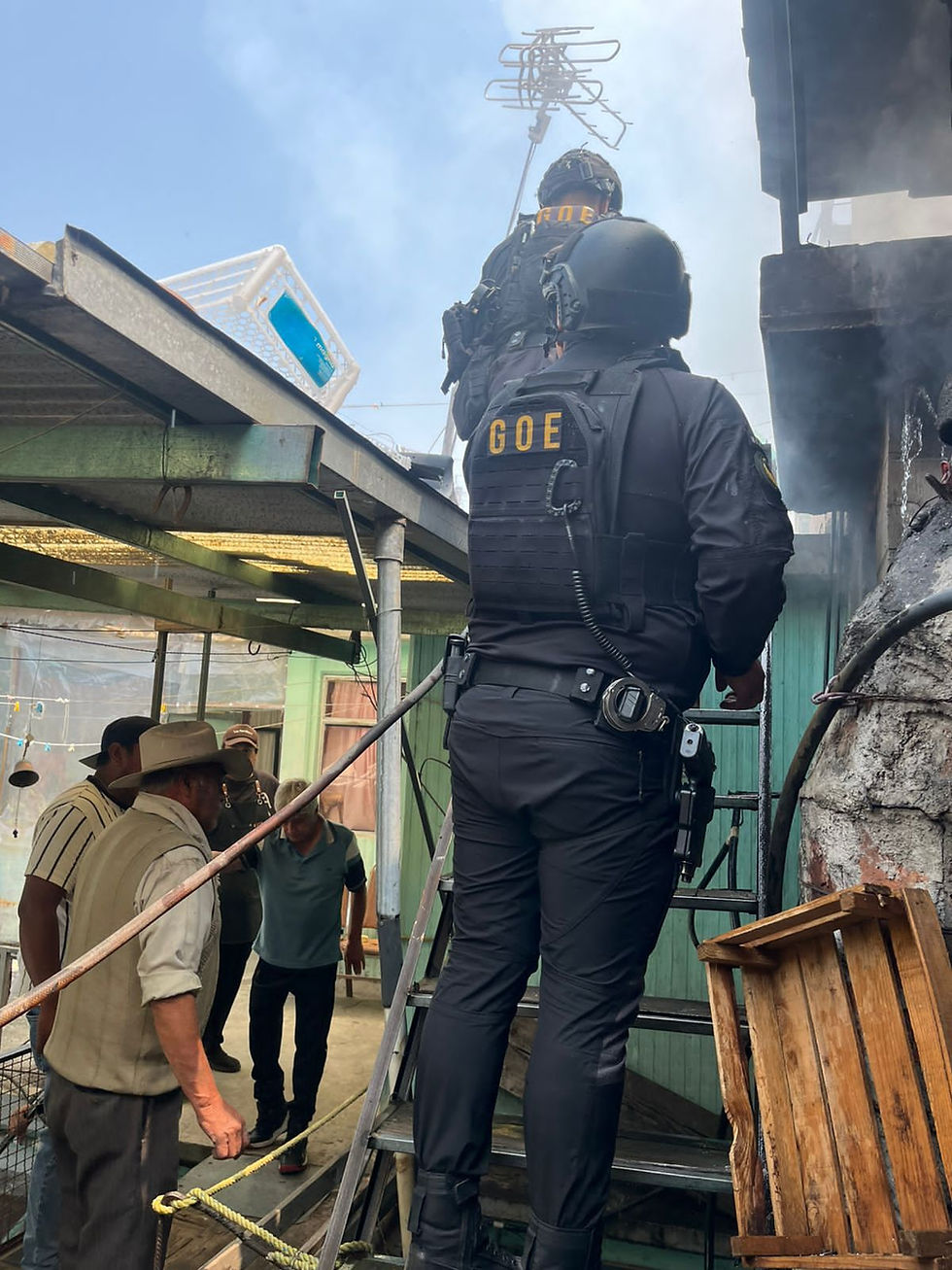 Rescatan a adulto mayor durante incendio en San Felipe Tlalmimilolpan