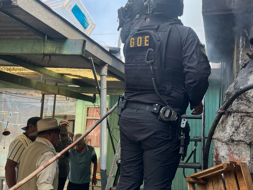 Rescatan a adulto mayor durante incendio en San Felipe Tlalmimilolpan