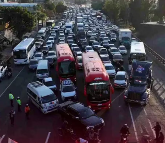 Lunes de caos: protesta vecinal colapsa vialidades y desata crisis de movilidad