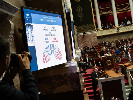 El Parlamento de Francia frenó la reforma de pensiones de Macron y desactivó una crisis política