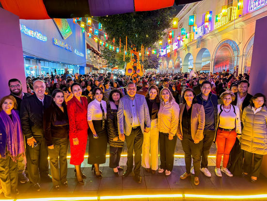 Con fuegos artificiales, inaugura alcalde Ricardo Moreno la emblemática Feria y Festival del Alfeñique 2025