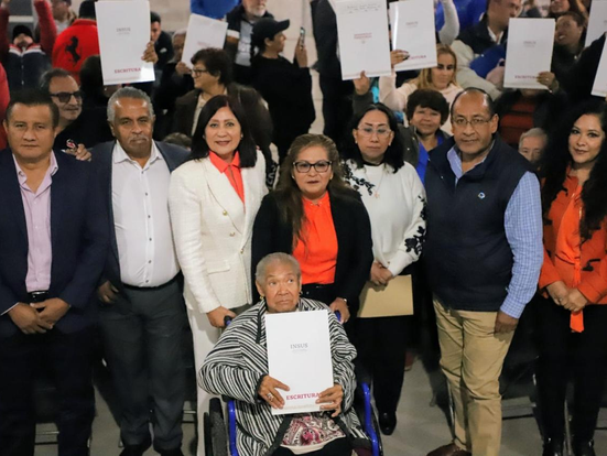 Reciben 86 familias tecamaquenses sus escrituras por parte del INSUS