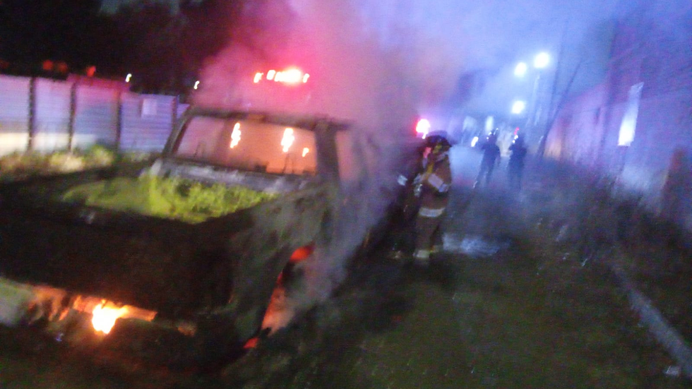 Policías y Bomberos de Ecatepec atienden incendio de camioneta