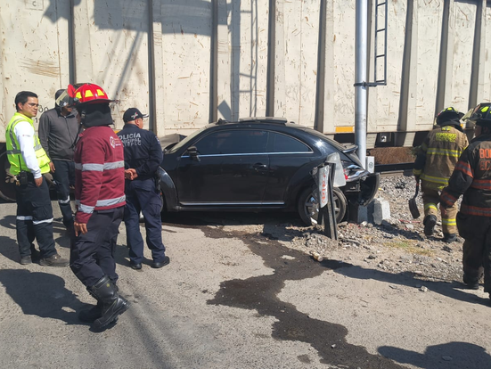 Protección Civil atiende a lesionado por choque de automóvil con el ferrocarril en Ecatepec 