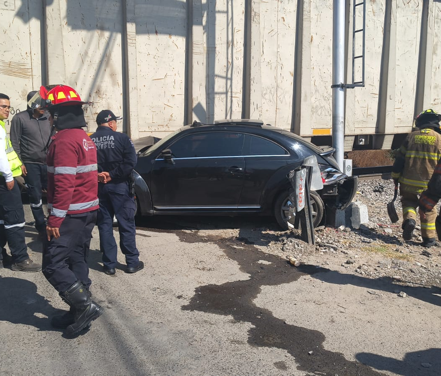 Protección Civil atiende a lesionado por choque de automóvil con el ferrocarril en Ecatepec