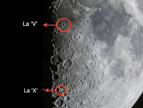 Las letras X y V aparecen en la superficie de la Luna