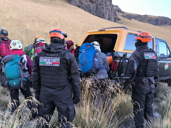 Policías de agreste de la SSEM rescatan a mujer lesionada en volcán Iztaccíhuatl