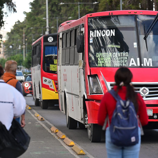 Nuevo reglamento de tránsito obliga a operadores de transporte público y de carga a circular en carriles asignados