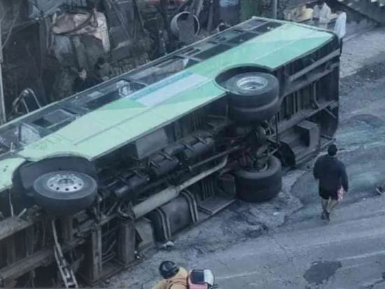 Vuelca unidad de transporte público en la México-Cuernavaca