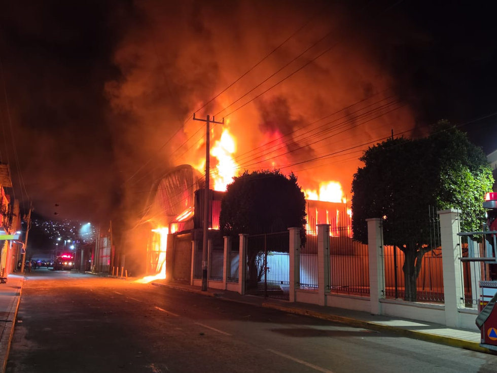Fuego arrasa dos bodegas en Xalostoc