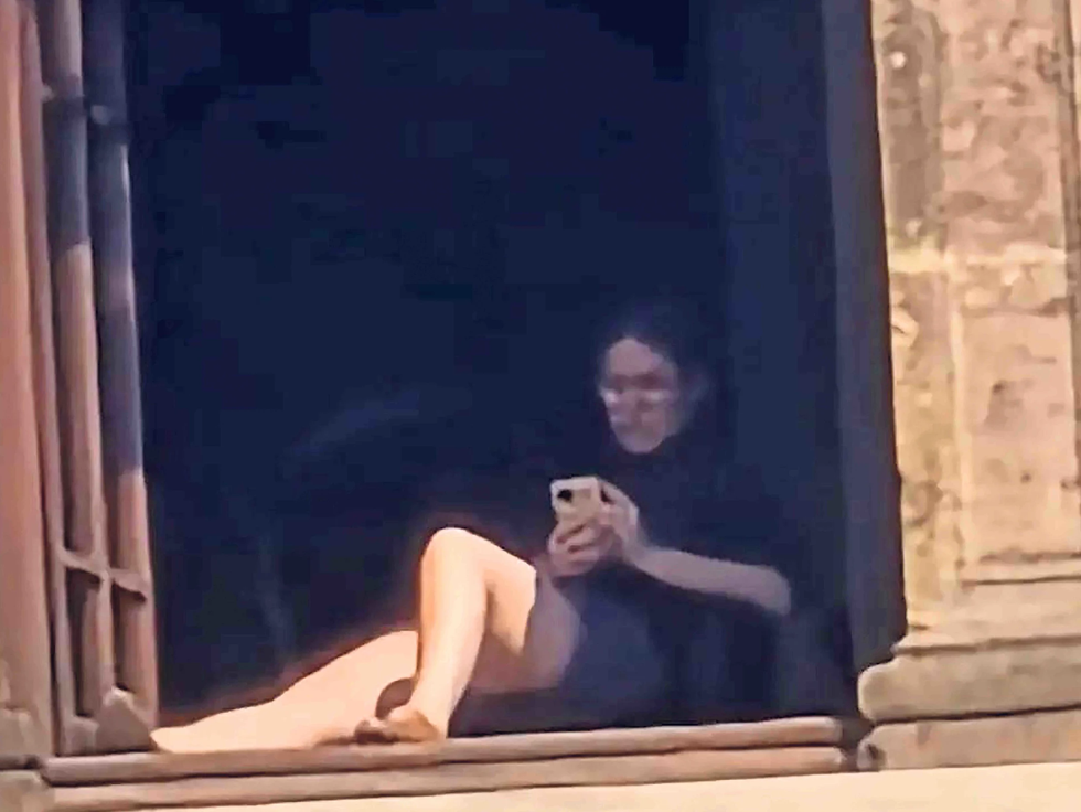 Por tomar el sol en Palacio, mujer termina sancionada