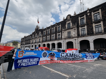 Se manifiestan elementos de CUSAEM en Toluca; exigen mejoras laborales