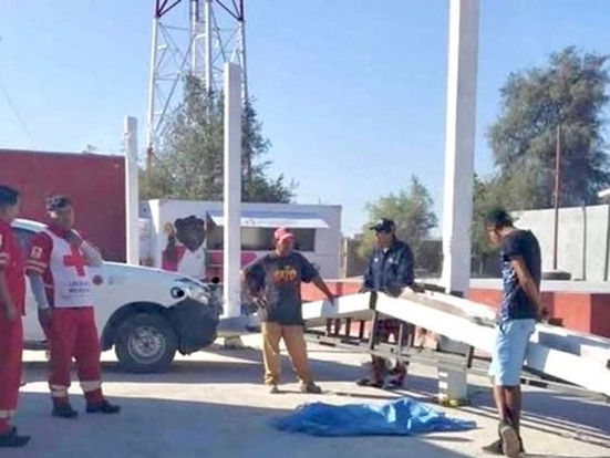 Muere niño en primaria al caerle estructura metálica