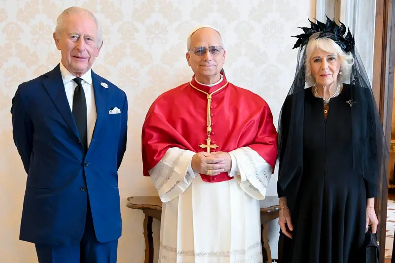 El rey Carlos se convierte en el primer líder de la Iglesia anglicana en rezar con un Papa en 500 años
