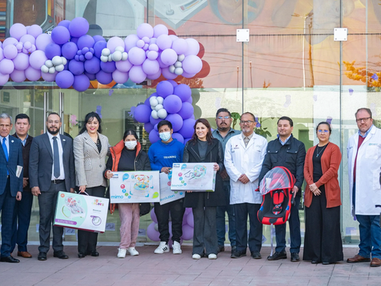 Presidenta del DIF Toluca acompaña a familia de quintillizos en su registro oficial