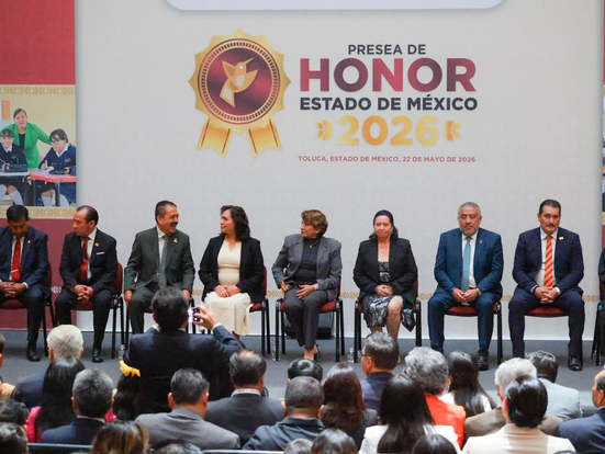 Acompaña Martha Camacho a gobernadora en reconocimientos a docentes
