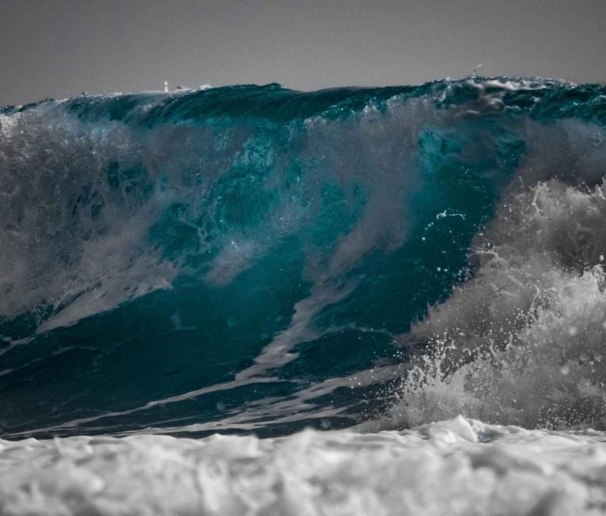 Satélites registran olas de 20 metros, equivalentes a la altura del Arco de Triunfo