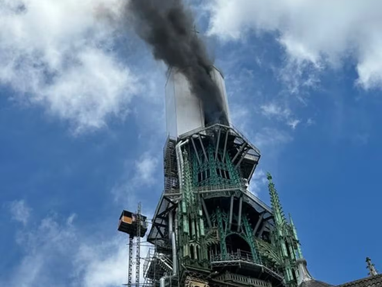 Se incendia la torre Notre Dame en Rouen, Francia