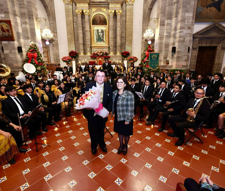Asiste rectora Paty Zarza a concierto navideño de Banda Universitaria de Marcha de la UAEMéx en la catedral de Tenancingo