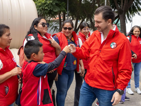 Apoya Elías Rescala a familias de Naucalpan para enfrentar la falta de agua
