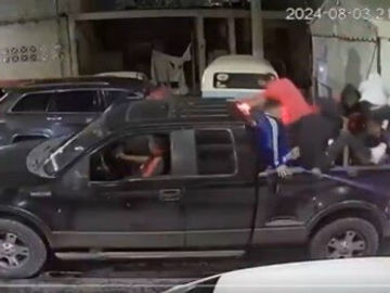 Sujetos armados irrumpen en fiesta; roban a los invitados y destrozan autos