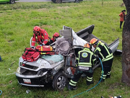 Volcadura en Paseo Tollocan deja cuatro lesionados