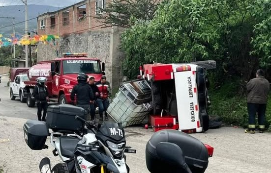Vuelca unidad de Bomberos de Ixtapaluca cuando acudía a un incendio