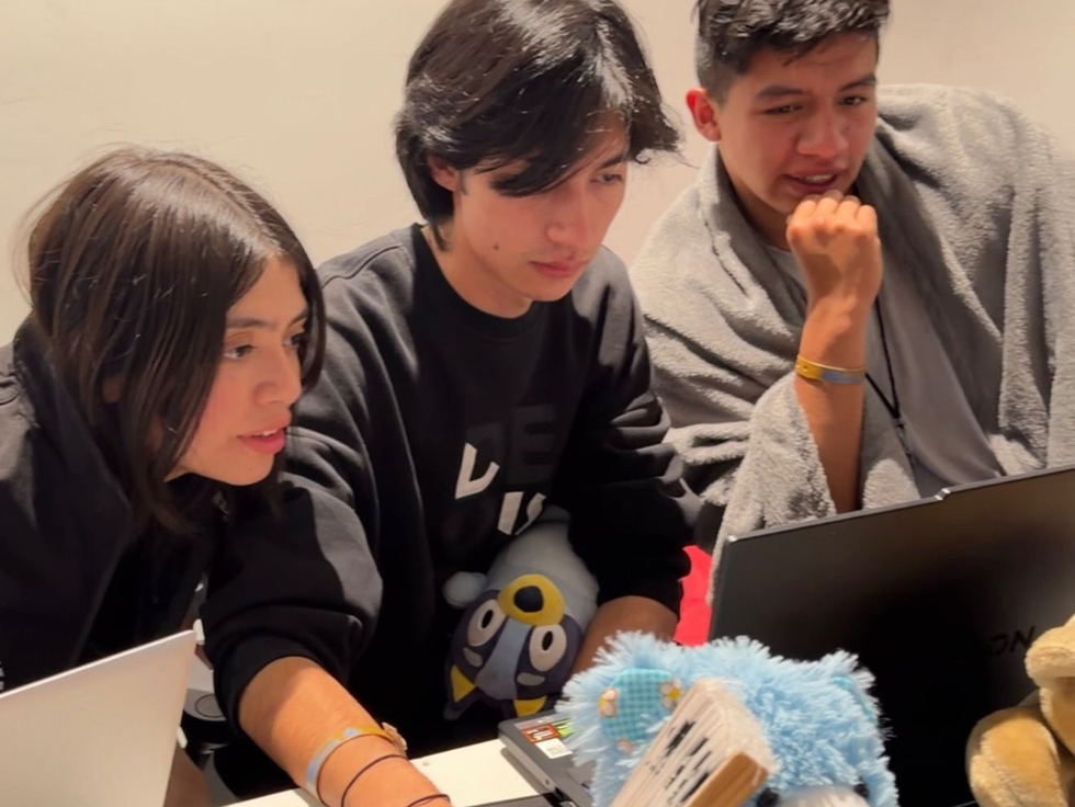 Estudiantes mexiquenses dominan drones en Querétaro