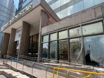 Vandalizan con petardos la sede de la Secretaría del Bienestar