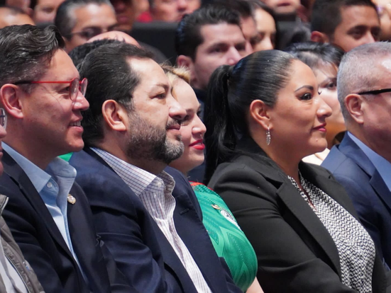 Congresistas asisten al anuncio del partido de México rumbo al Mundial