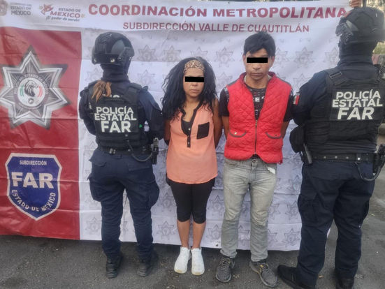 Detienen a pareja que asaltaba comercios con  réplica de arma de fuego