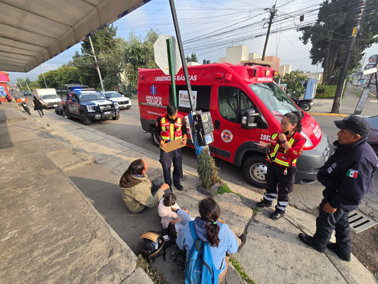 Vehículo embiste a familia que viajaba en motocicleta en Toluca; conductor se da a la fuga