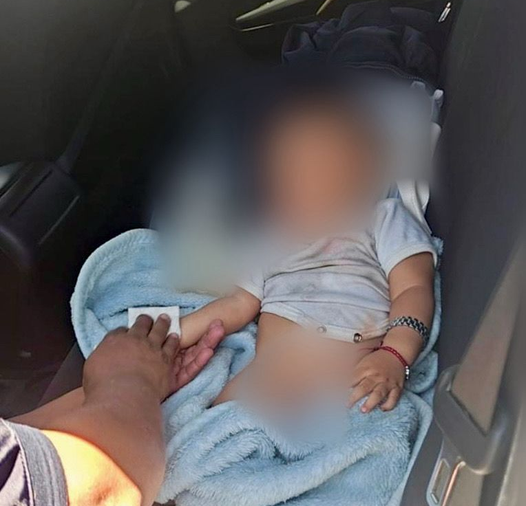 Policía de Ecatepec resguarda a menor abandonado en taxi de aplicación