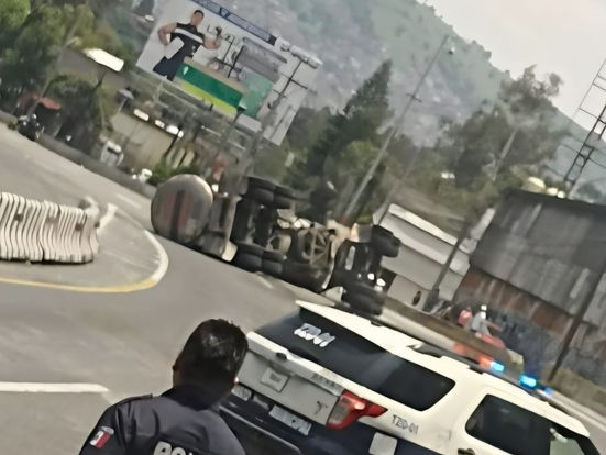 Cierre total de la autopista México-Pachuca por volcadura de pipa