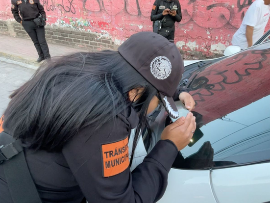 Para evadir operativo vial, conductor atropella a policía de Tránsito Municipal 