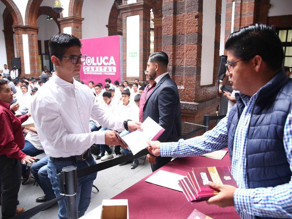 Toluca acerca a jóvenes trámite de cartilla militar con módulos itinerantes