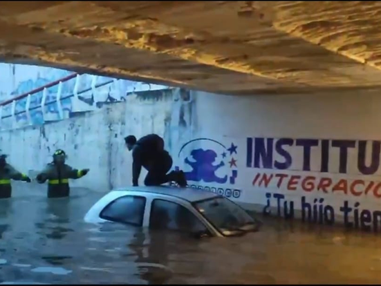 Rescatan automovilista; quedó atrapado al inundarse el bajo puente de Ozumbilla
