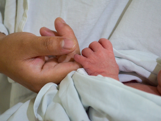 Más de 380 mil consultas prenatales en 2025 para cuidar la salud de madres y bebés