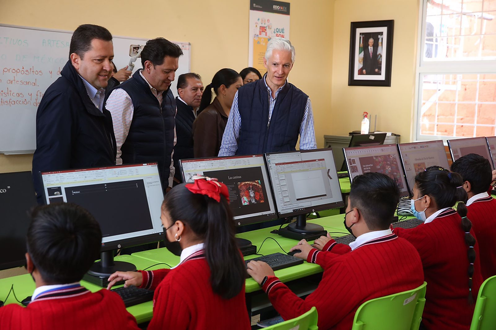 Alfredo Del Mazo los primeros kits para crear clubes de robótica