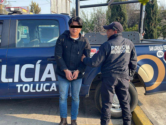 Tras disputa, sujeto incendia auto de un familiar en Toluca; ya fue detenido