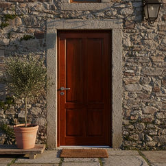 Puerta tradicional de cedro con paneles macizos y marco artesanal.