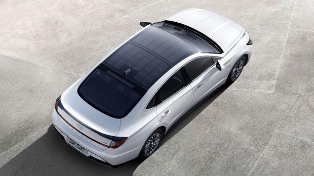 HYUNDAI SONATA HYBRID GANHA PAINÉIS SOLARES PARA AMPLIAR AUTONOMIA